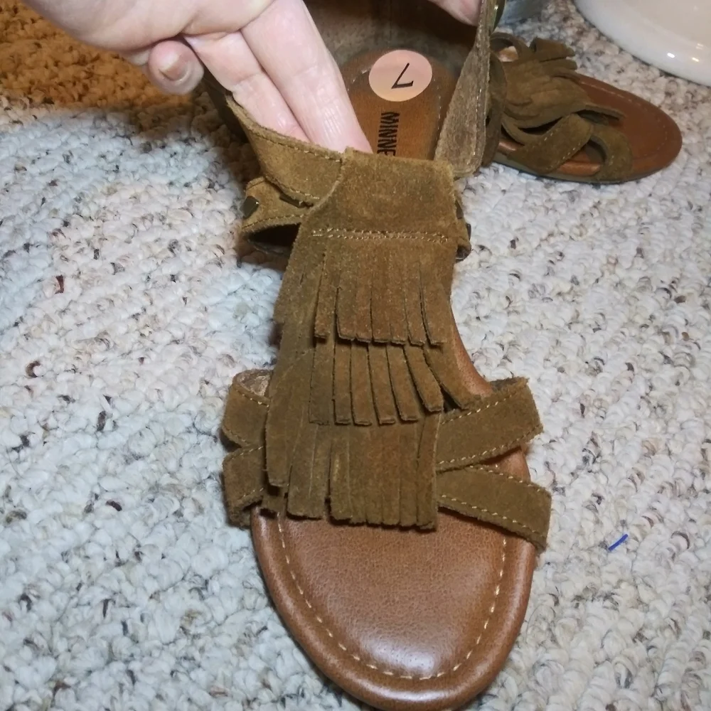 Minnetonka Fringed Brown Suede Gladiator Style Sandal - Picture 5 of 8